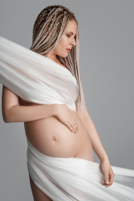 Schwangere in Tuch gehüllt
