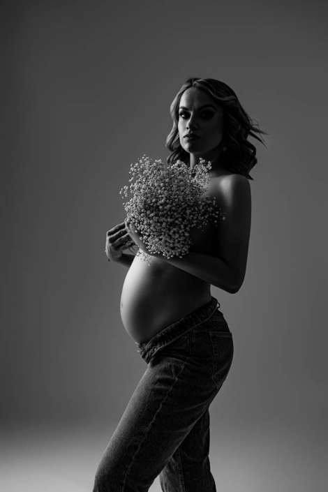 Babybauch shooting in Jeans und Schleierkraut