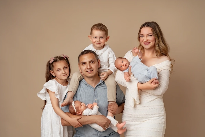 Familienbild mit Zwillingen beim Neugeborenenfotoshooting