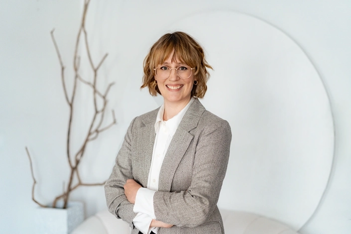 Bewerbungsbilder oder Businessportraits von einer blonden Frau im Tageslicht on lokation