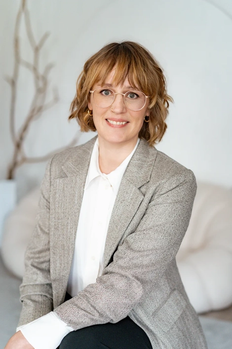 Bewerbungsbilder oder Businessportraits von einer blonden Frau im Tageslicht on lokation