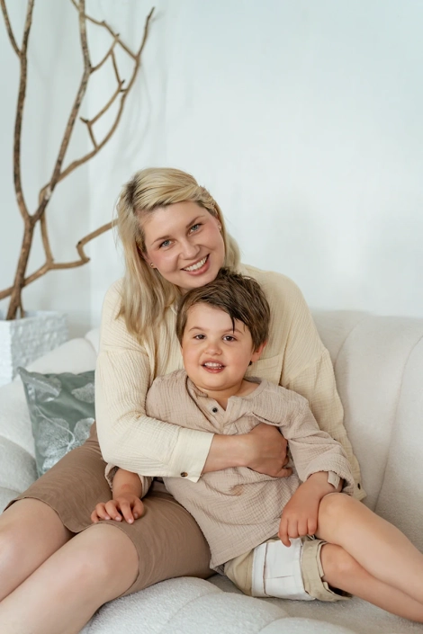 Mama und Kind umarmen sich