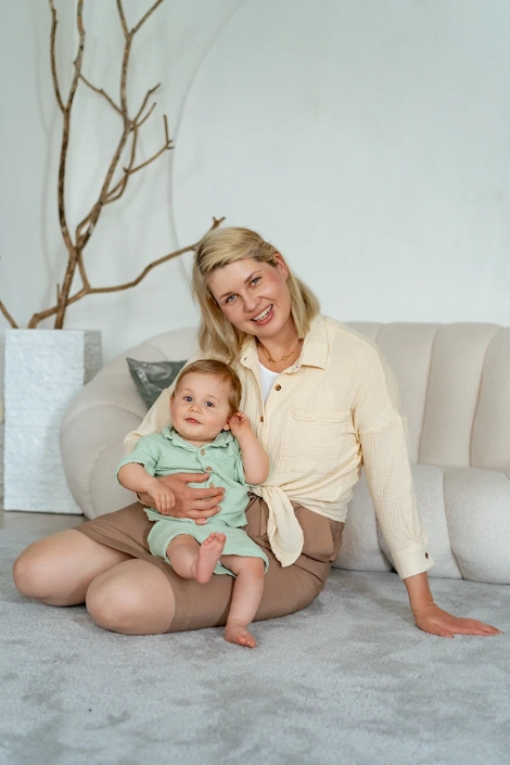Mama und Baby auf dem Boden sitzend