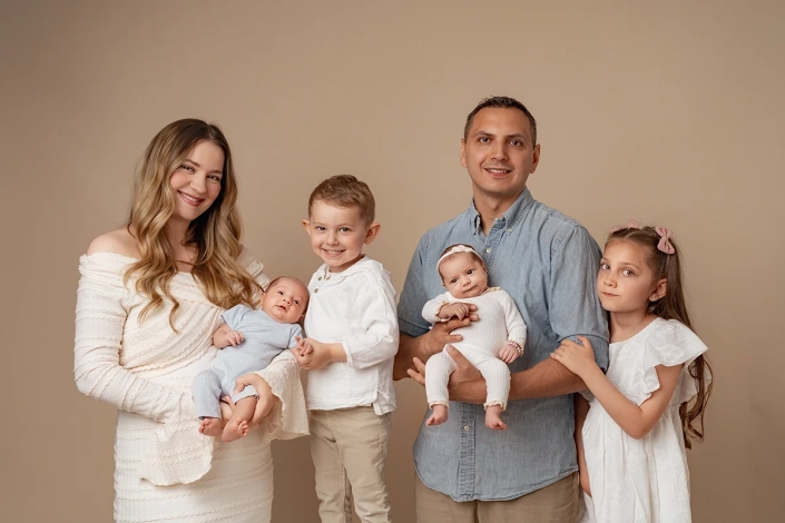 Familienportrait aus einem Familienshooting mit Neugeborenen in Hamburg