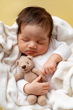 Baby mit Teddy