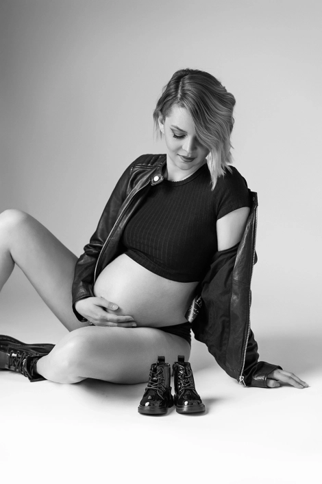 Baldmama in freudiger Erwartung eines Babys