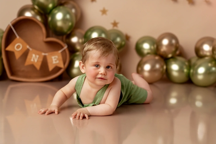 Einjähriger Junge beim Fotoshooting mit Luftballons