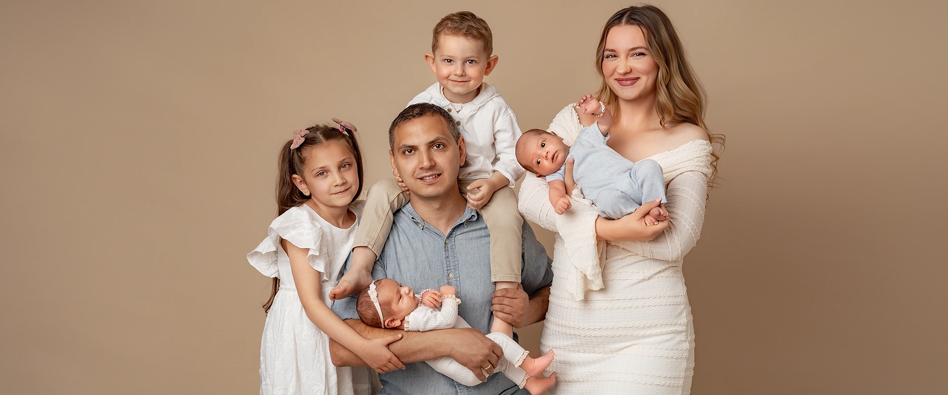 Familien-Portrait beim Professionellem Neugeborenen-Fotoshooting in Hamburg bei Katharina Jukkert