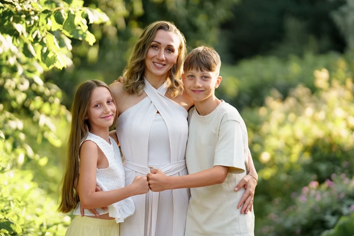 Mutter mit ihren Kindern outdoor im Park