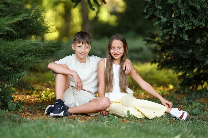 ruhiges Geschwisterportrait von einem Jungen und Mädchen in Hamburger Park