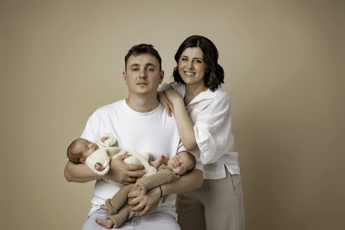 Babyfotografie_Hamburg_familienshooting Mama und Papa mit neugeborenen zwillingen in Hamburg beim Fotoshooting