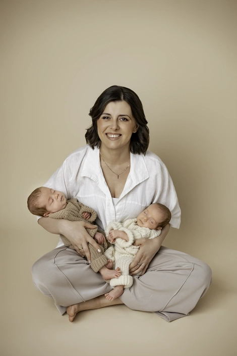 Babyfotoshooting_Hamburg-Zwillinge stolze Mama mit ihren Neugeborenen-Fotoshooting in Hamburg