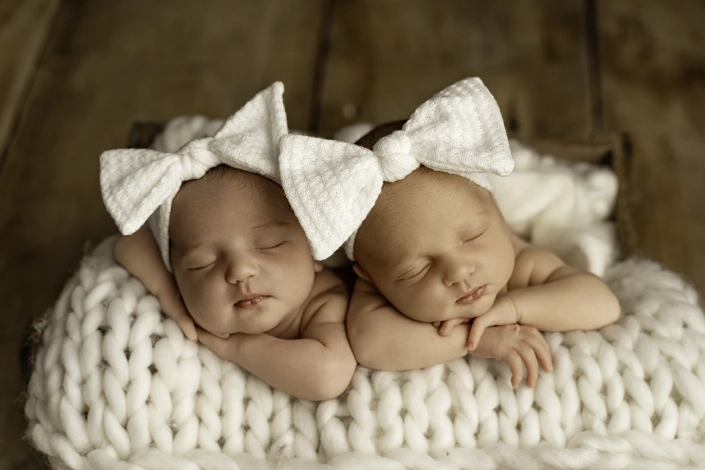 Neugeborene_zwillinge_fotografie_hamburg Nahaufnahme beim Fotoshooting mit neugeborenen Zwillingen