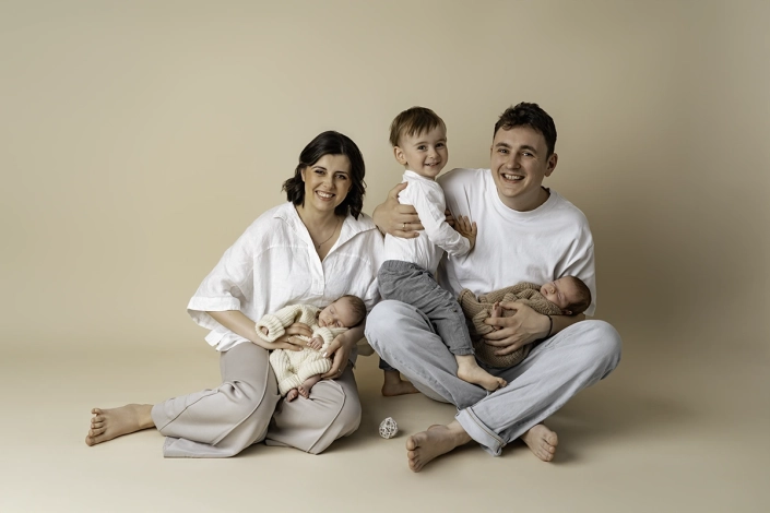 Neugeborenen_Fotoshooting_hamburg_wandsbek Freudiges Familienbild bei einem Fotoshooting in Hamburg mit Zwillings- Neugeborenen
