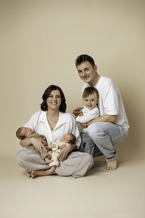 Neugeborenenfotografie_Hamburg_zwillinge_Famlienshooting erfreute Familie bei ihrem ersten Familienshooting mit neugeborenen Jungs
