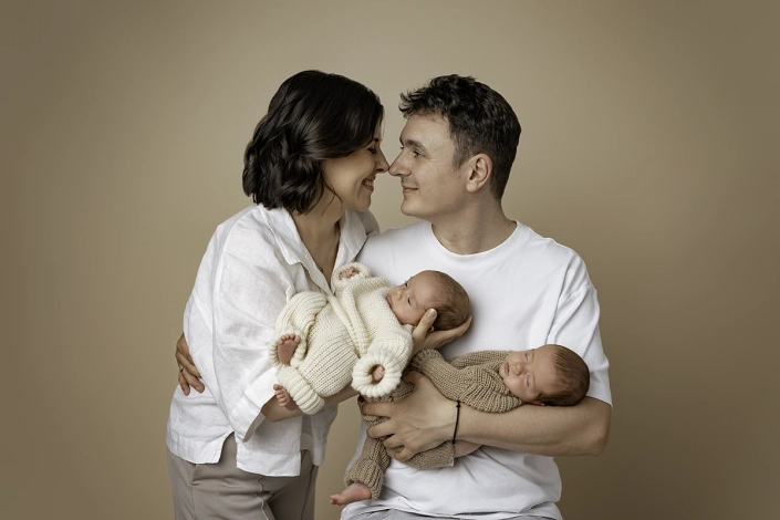 Neugeborenenfotoshooting_hamburg_familienfotografie Mama und Papa mit neugeborenen zwillingen in Hamburg beim Fotoshooting