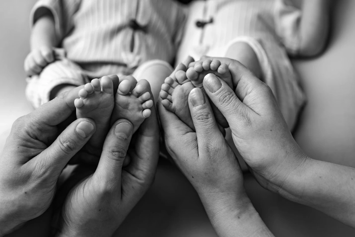 babyfotoshooting_zwillinge_hamburg Detailbild von Füsschen von Zwillingen beim Neugeborenenshooting