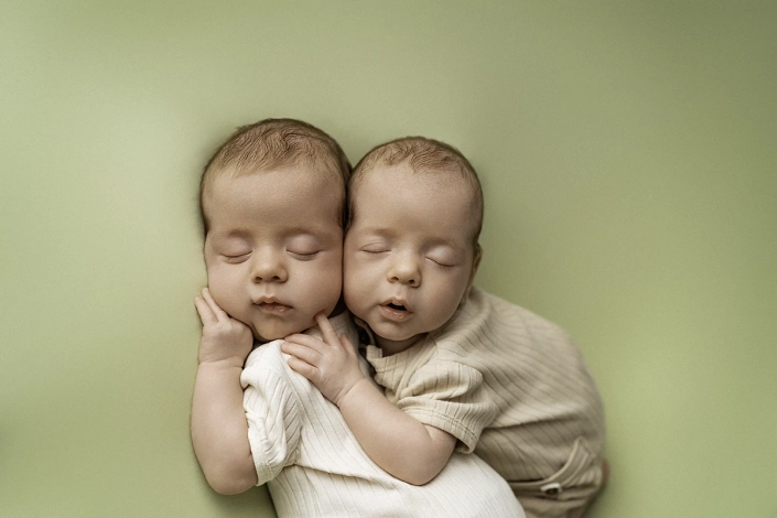 neugeborene_zwillinge_fotoshooting_hamburg Neugeborenen Jungs beim Neugeborenenshooting in Hamburg