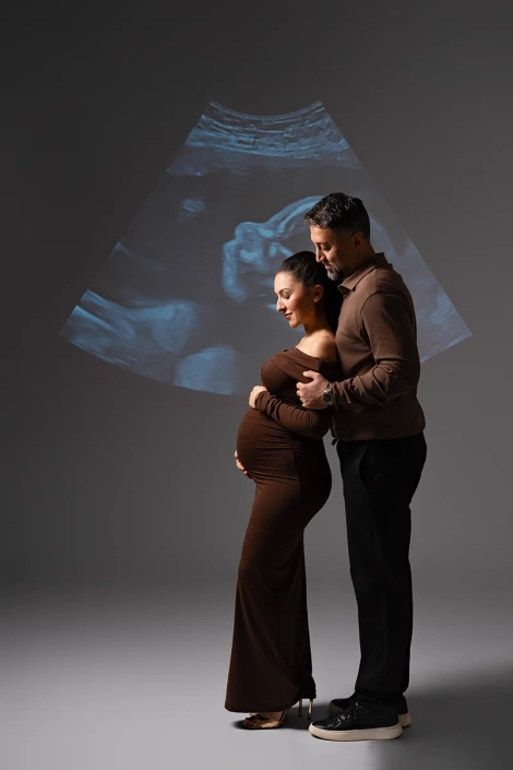 Babybauchshooting in Hamburg mit Projektion vom Ultraschallbild auf die Wand