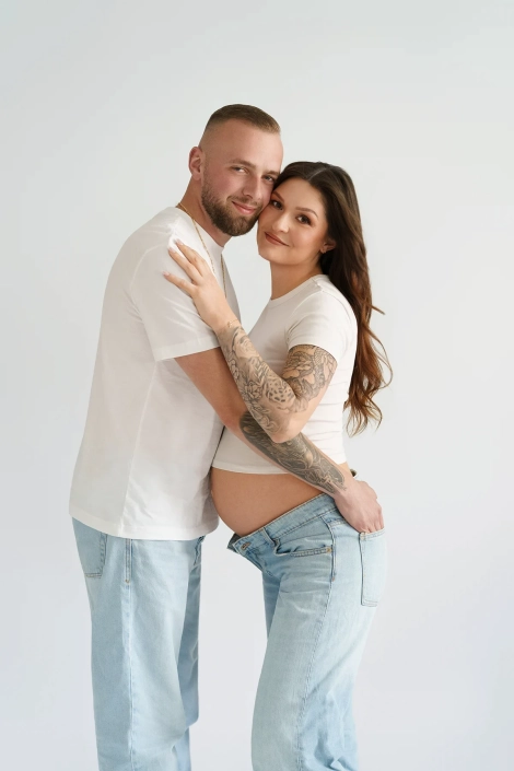 Babybauchfotografie-in-hamburg-tageslicht Kopie Babybauchshooting im Tageslichtstudio in Hamburg in Jeans