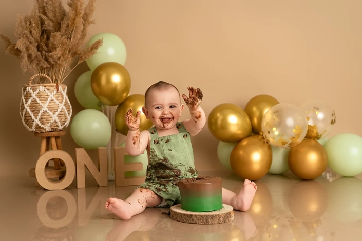 einjähriger Junge macht in der Torte zu seinem einjährigen Geburtstag in Hamburg. Cake smash fotoshooting