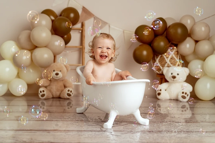 Junge sitzt in einer Mini-Badewanne bei seinem Fotoshooting zum Einjährigen