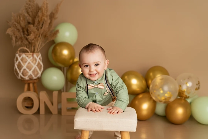 einjähriger junge bei seinem Babyshooting, cake smash